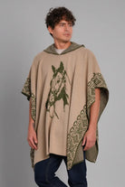 Hombre vistiendo la Ruana Kana en color café claro, ideal para un look auténtico con raíces colombianas.