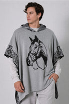Ruana para hombre modelo Kana en color gris medio vista frpontal, destacando el tejido artesanal y estilo contemporáneo.