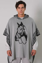 Ruana para hombre modelo Kana en color gris medio, destacando el tejido artesanal y estilo contemporáneo.