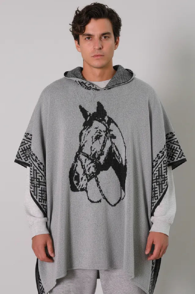 Ruana para hombre modelo Kana en color gris medio, destacando el tejido artesanal y estilo contemporáneo.