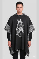 Vista frontal de la Ruana Kana negra, prenda con carácter y esencia tradicional para hombre.