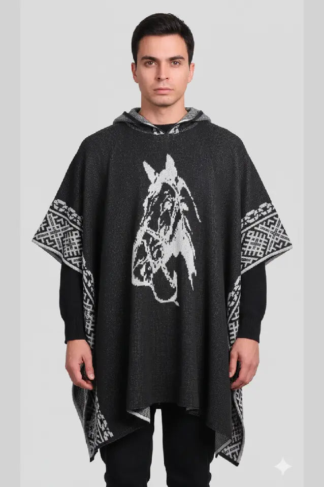 Vista frontal de la Ruana Kana negra, prenda con carácter y esencia tradicional para hombre.