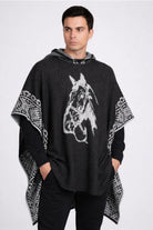 Vista fcasualde la Ruana Kana negra, prenda con carácter y esencia tradicional para hombre.