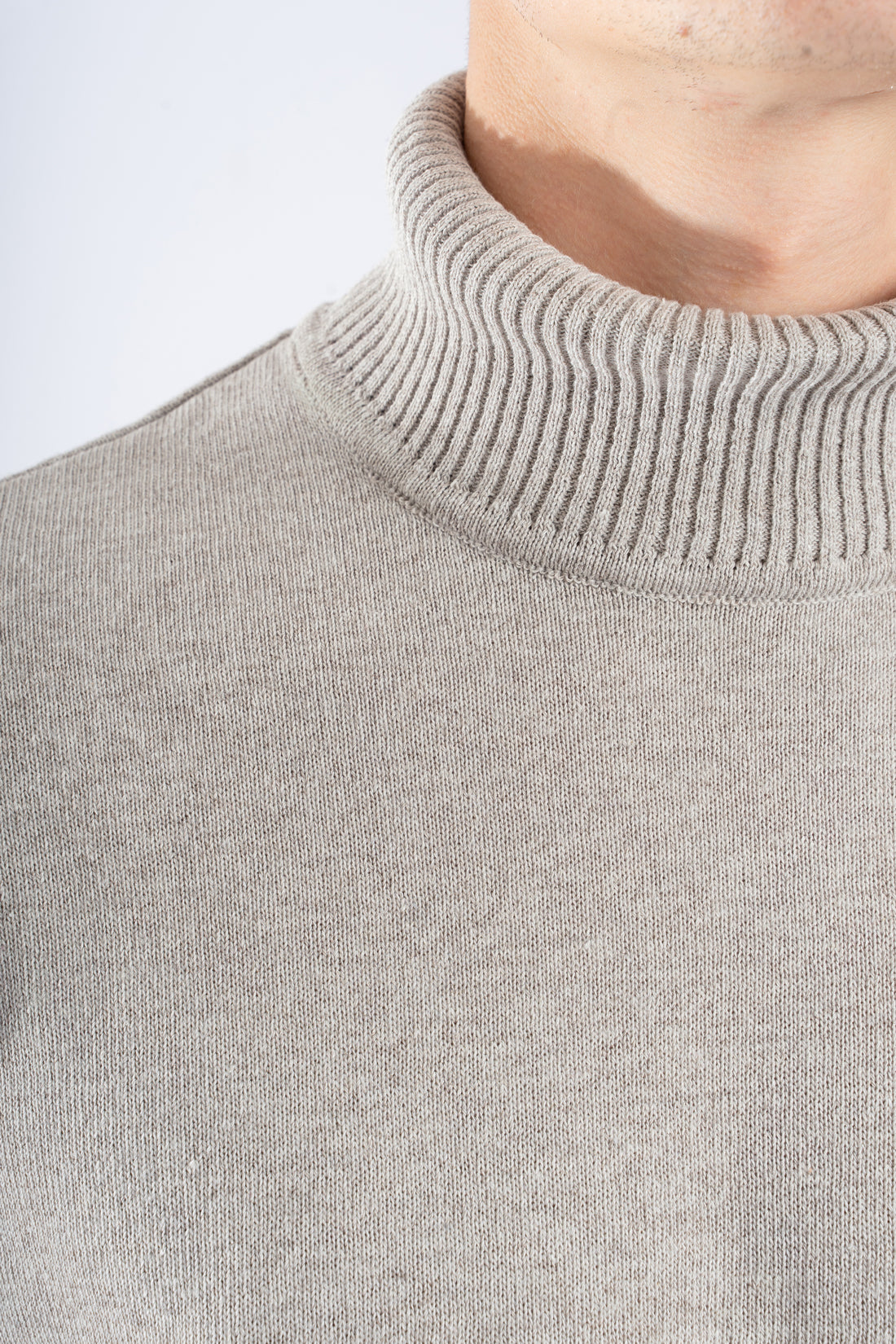 Saco Liscio color beige para hombre en tejido Miratex de alta gama, vista de hombro y cuello, ideal para un look sofisticado y cómodo. Compra en línea con Pago Contra Entrega en toda Colombia.