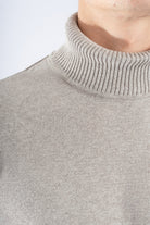 Saco Liscio color beige para hombre en tejido Miratex de alta gama, vista de hombro y cuello, ideal para un look sofisticado y cómodo. Compra en línea con Pago Contra Entrega en toda Colombia.