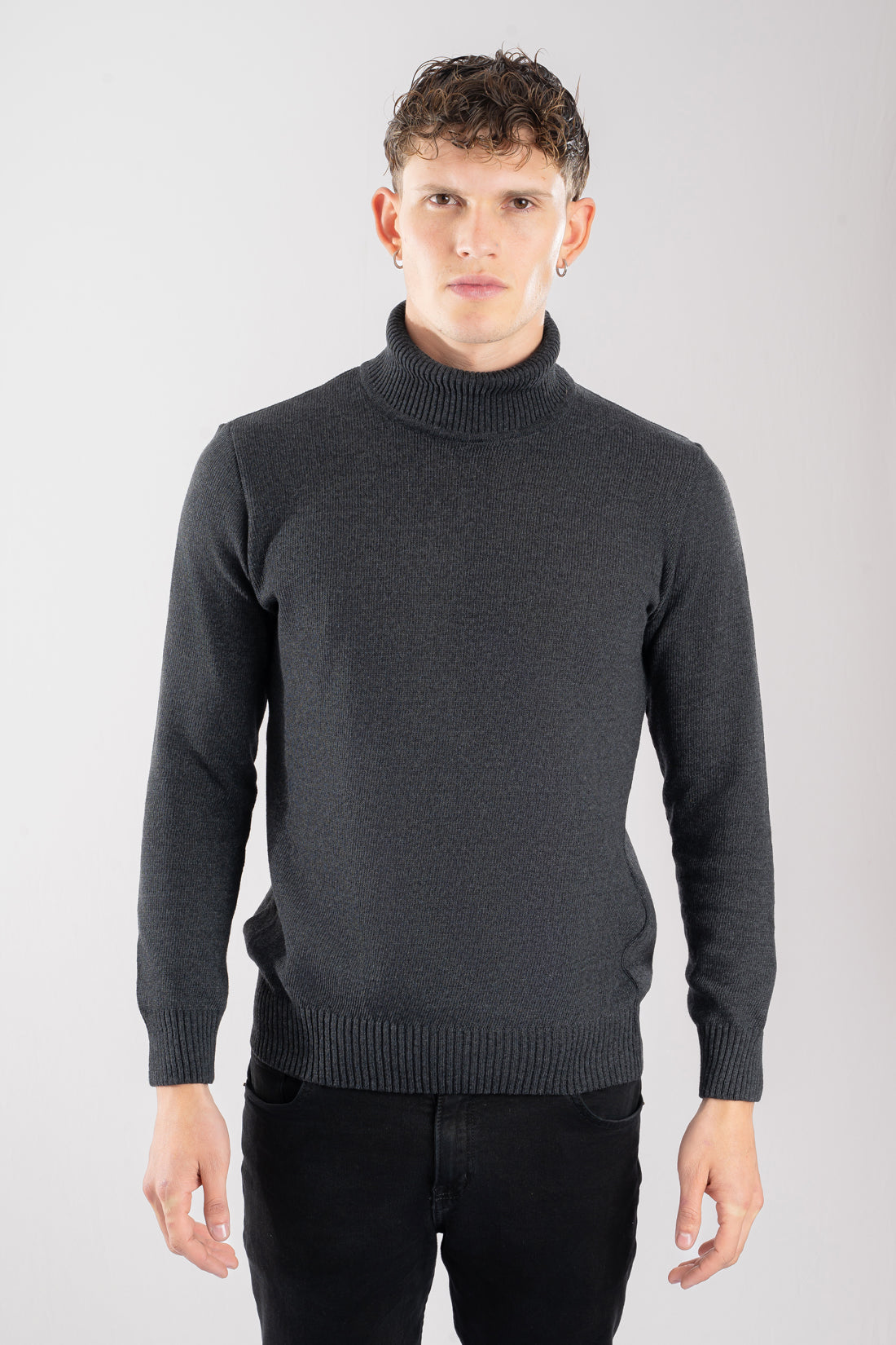 Saco cuello tortuga gris oscuro modelo Liscio, elegancia atemporal en fibra tecnológica resistente al encogimiento. Envíos nacionales y Pago Contra Entrega en lsjsas.com