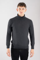 Saco cuello tortuga gris oscuro modelo Liscio, elegancia atemporal en fibra tecnológica resistente al encogimiento. Envíos nacionales y Pago Contra Entrega en lsjsas.com