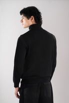 Saco de cuello tortuga para hombre modelo Liscio en color negro vista espalda, fabricado en fibra Miratex de alta durabilidad y tacto suave. Compra segura con Pago Contra Entrega y ADDI en lsjsas.com.