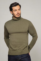 Saco para hombre verde oliva modelo Liscio con diseño de cuello tortuga y ajuste moderno. Estilo impecable con facilidades de pago ADDI y Sistecrédito en lsjsas.com.